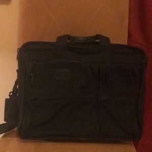 Tumi computer brief case.Used but excellent condBlack in color.Model is 2624D3 .